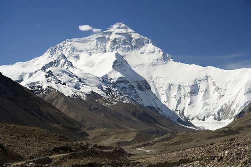 Mount Everest North Face as seen from the path to the base camp, Tibet.: Cara norte del Monte Everest vista desde el sendero que lleva al campo base en el Tibet (China). Face nord du Mont Everest vue du chemin menant au camp de base. Tibet. Faccia Nord del monte Everest vista dal sentiero che porta al campo base in Tibet. Photograph by Luca Galuzzi (Lucag) courtesy of Wikipedia